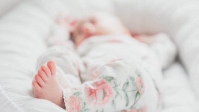 Bebekleri Ayakta Sallayarak Uyutmak Doğru Mu1